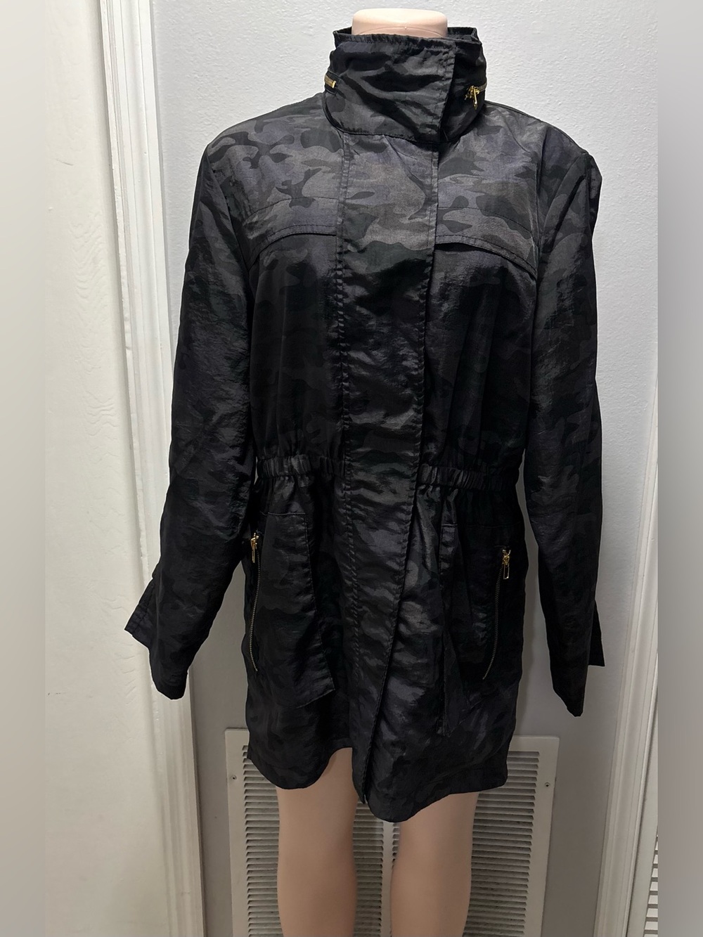 Jones New York Black Camo Hooded Snap Roll Tab Lightweight Jacket Women’s Size L